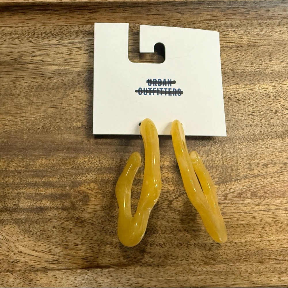 NWT Urban Outfitters Daisy Acrylic Hoop Yellow Earrings